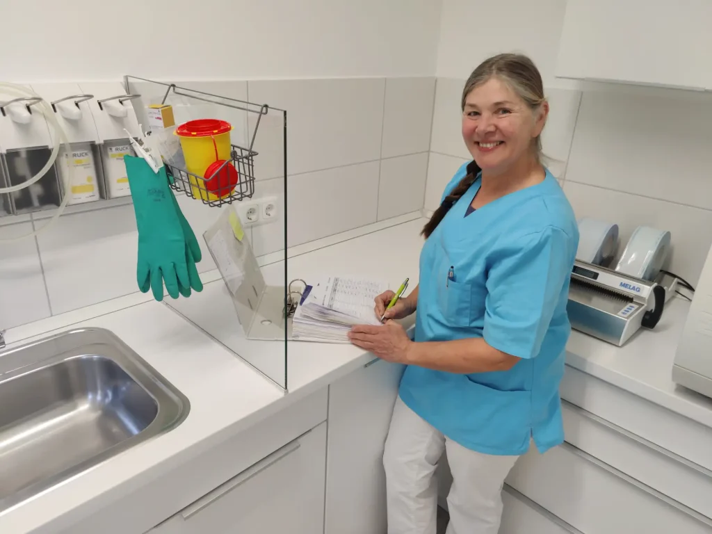 Ordentlich arrangierte Materialien im Hygieneraum